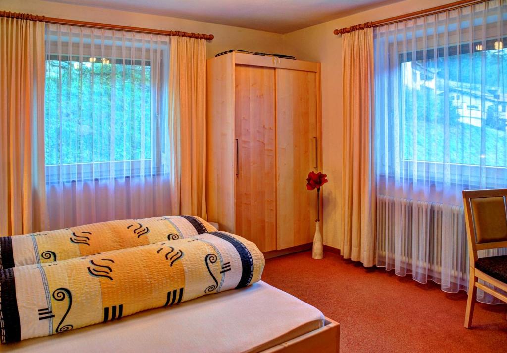 Postel nebo postele na pokoji v ubytování Gästehaus Resi