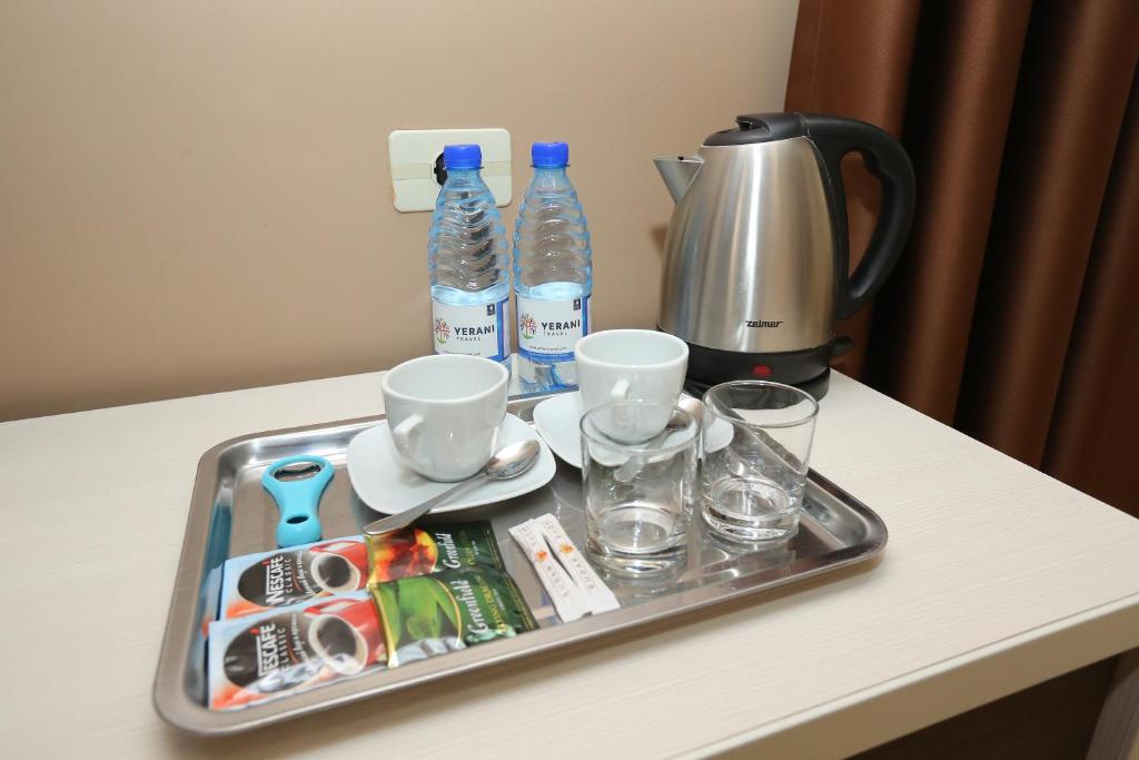 Příslušenství pro přípravu čaje a kávy v ubytování My Hotel Yerevan