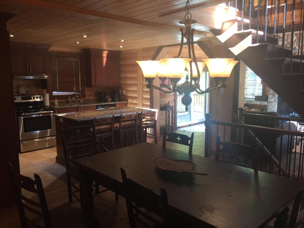 Kuchyň nebo kuchyňský kout v ubytování Selenia Lodge- Résidences et Chalets dans les Laurentides
