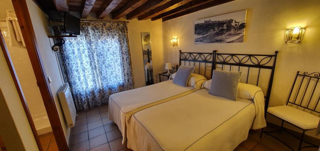 Posteľ alebo postele v izbe v ubytovaní Hostal la posada de Zocodover
