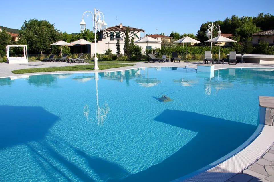 Bazén v ubytování Hotel Columbus sul Lago nebo v jeho okolí