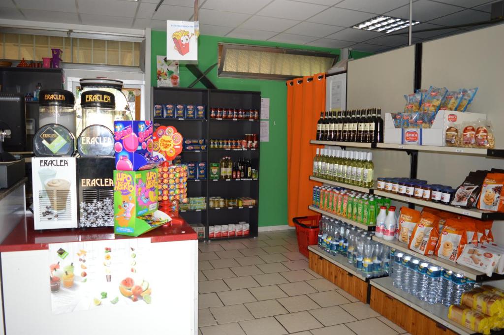 Supermarket nebo jiné obchody v  kempu nebo okolí