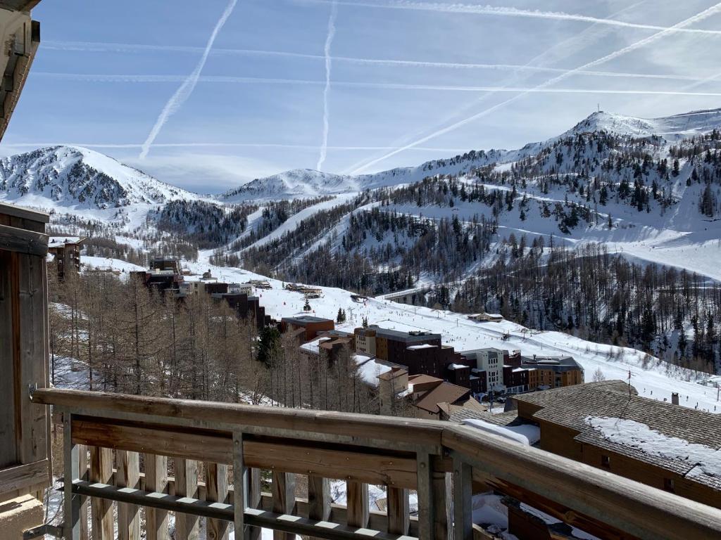 vista su una stazione sciistica nella neve di Appartement de vacances à Isola 2000 a Isola 2000