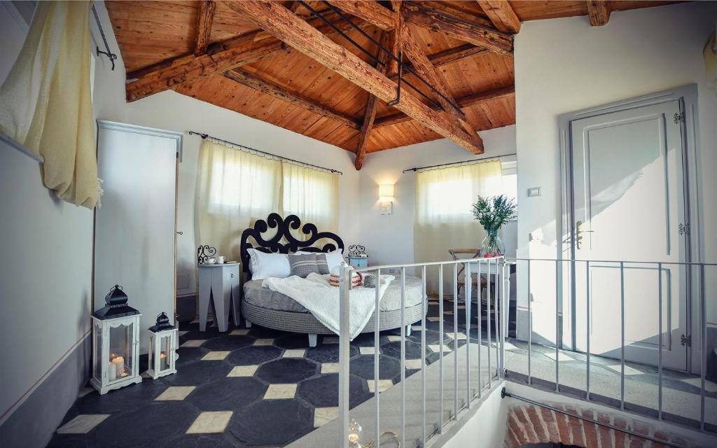 een slaapkamer met een bed en een houten plafond bij Bisos in Paulilatino