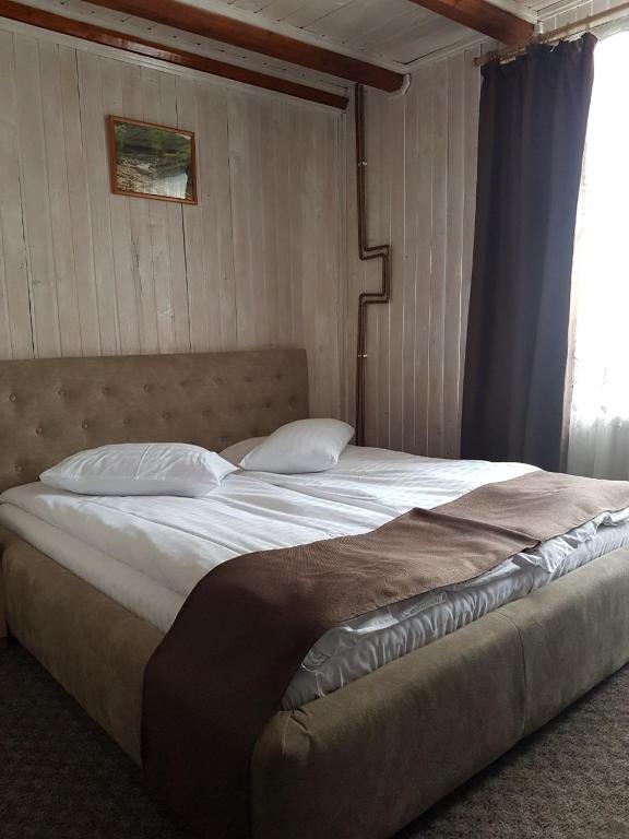 Postel nebo postele na pokoji v ubytování Dovbushanka Hotel
