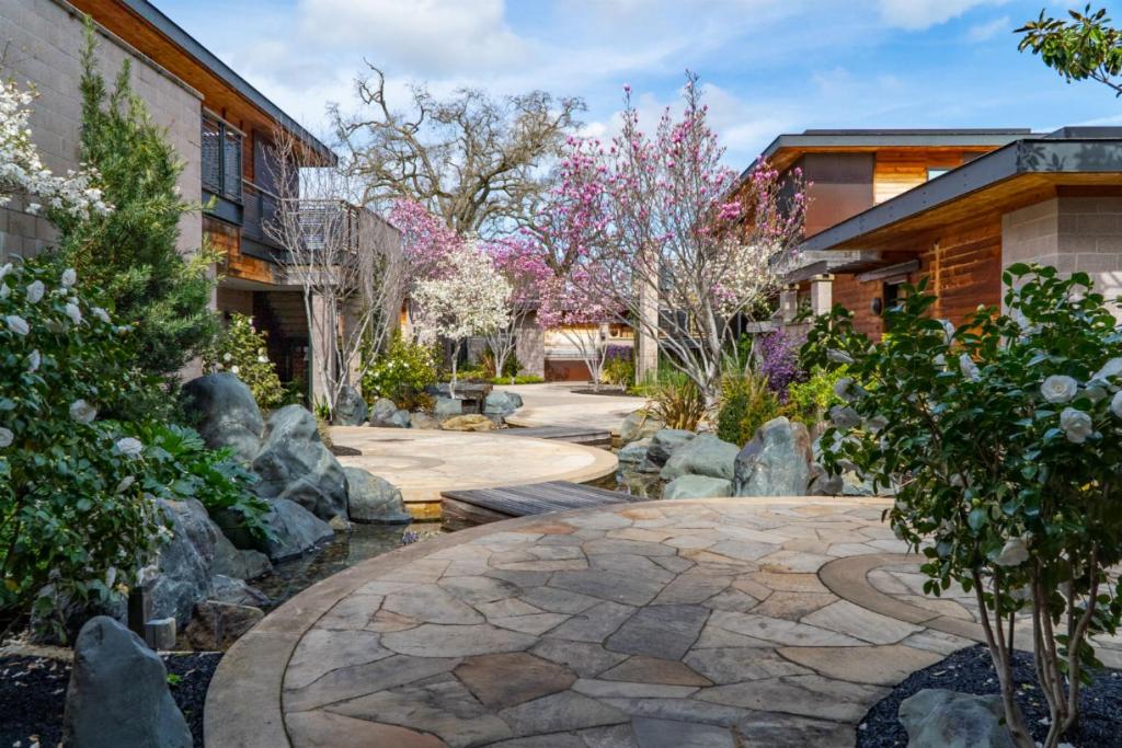 einen Garten mit Felsen und einem Teich in der Unterkunft Bardessono Hotel and Spa in Yountville