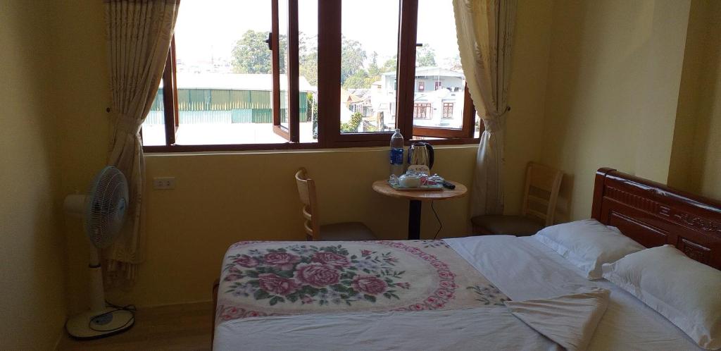Un pat sau paturi într-o cameră la Nón Lá Guest House