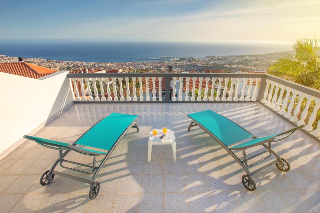 d'un balcon avec deux chaises et une table. dans l'établissement Cumbres Villa, à Funchal