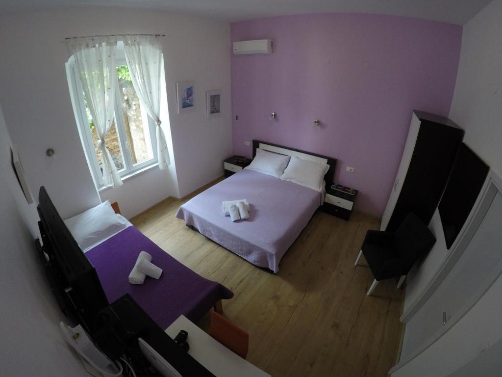 Habitación pequeña con cama y ventana en Rooms Gero, en Zadar