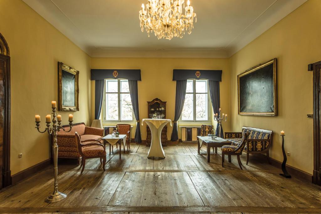 Posezení v ubytování Schlosshotel Mondsee
