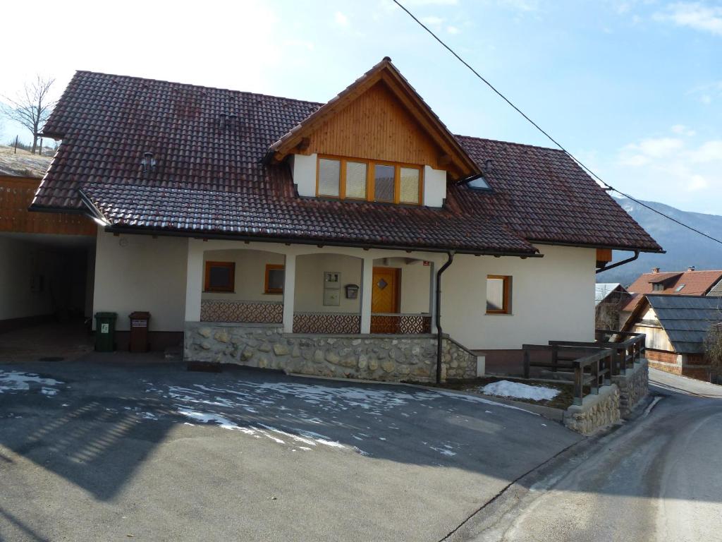 Casa blanca con techo marrón en Apartment Jalps 1 in beautiful Bohinjska Bistrica, en Bohinj