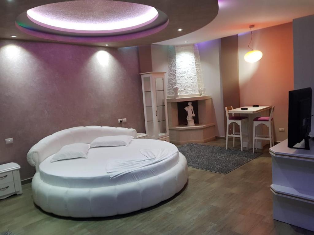 ein Schlafzimmer mit einem großen weißen Bett in einem Zimmer in der Unterkunft Hotel Kresko in Lushnjë