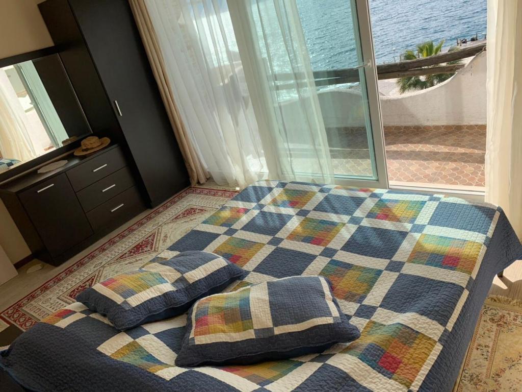 Postel nebo postele na pokoji v ubytování Bougainville Bay Resort - Villa 11