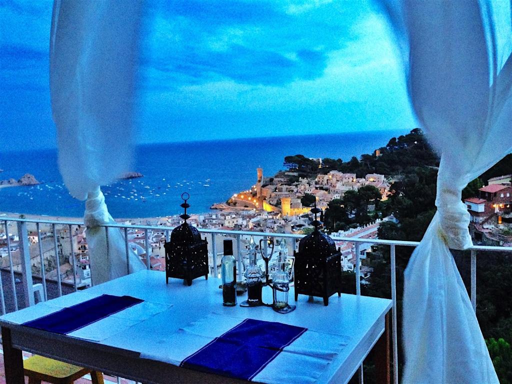 Camera con balcone affacciato sull'oceano. di Lets Holidays best view apartment a Tossa de Mar