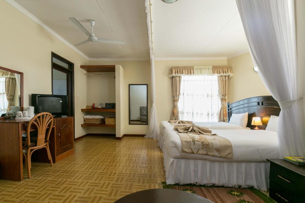 TV a/nebo společenská místnost v ubytování Fahari Gardens Hotel