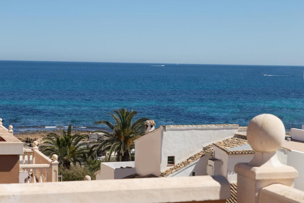 een balkon met uitzicht op de oceaan bij Ático dúplex cerca del Arenal (Jávea) in Aduanas