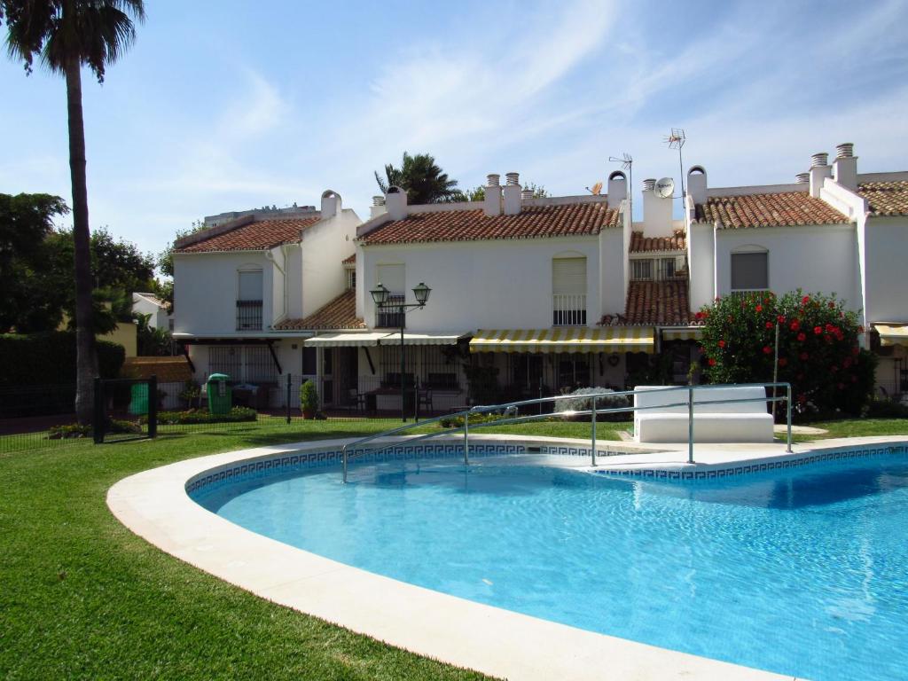 una piscina di fronte a una casa di Pueblo Mar - Guadalmar a Málaga