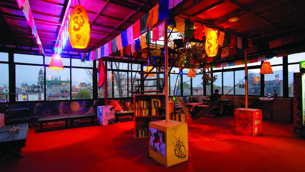 een kamer met een speeltuin met kleurrijke verlichting bij Rest Up Kathmandu Hostel in Kathmandu