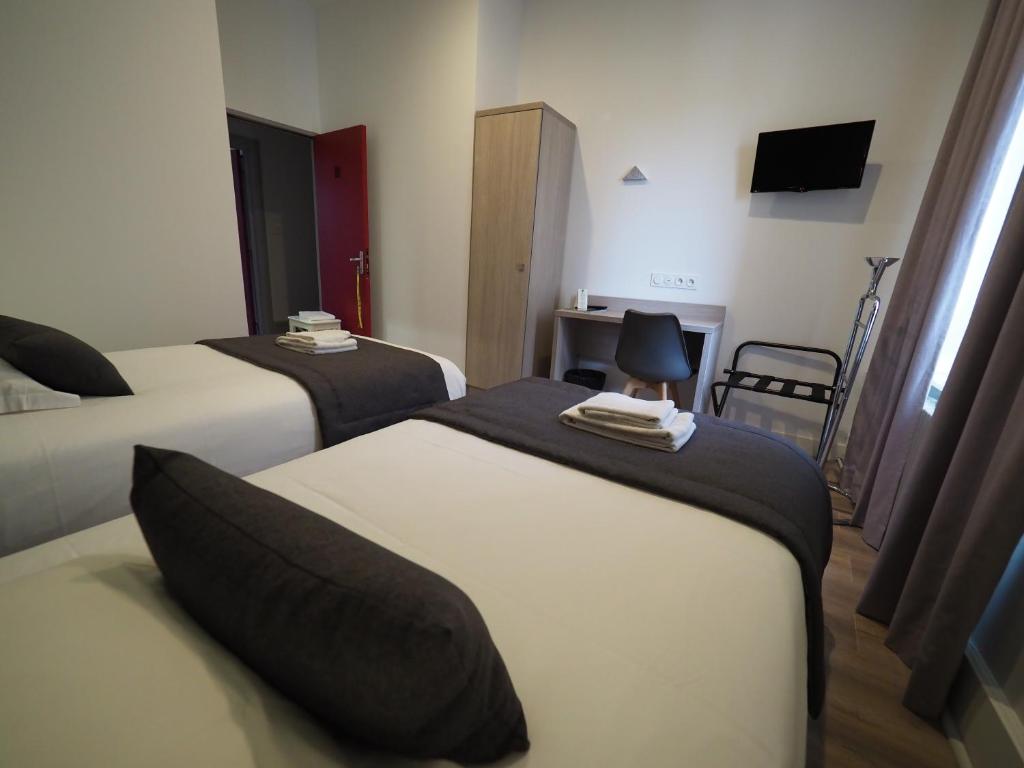 Postel nebo postele na pokoji v ubytování Hôtel Le Biarritz - Vichy