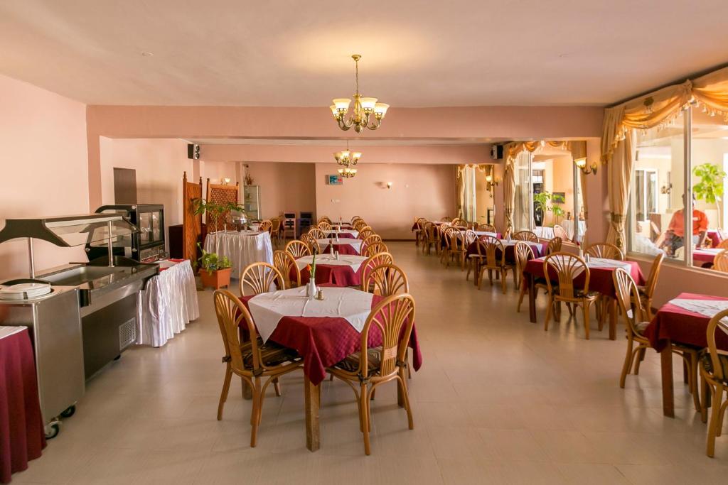 Restaurace v ubytování Fahari Gardens Hotel