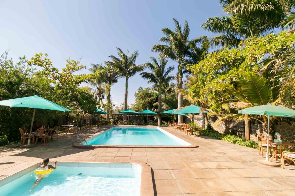 Bazén v ubytování Fahari Gardens Hotel nebo v jeho okolí