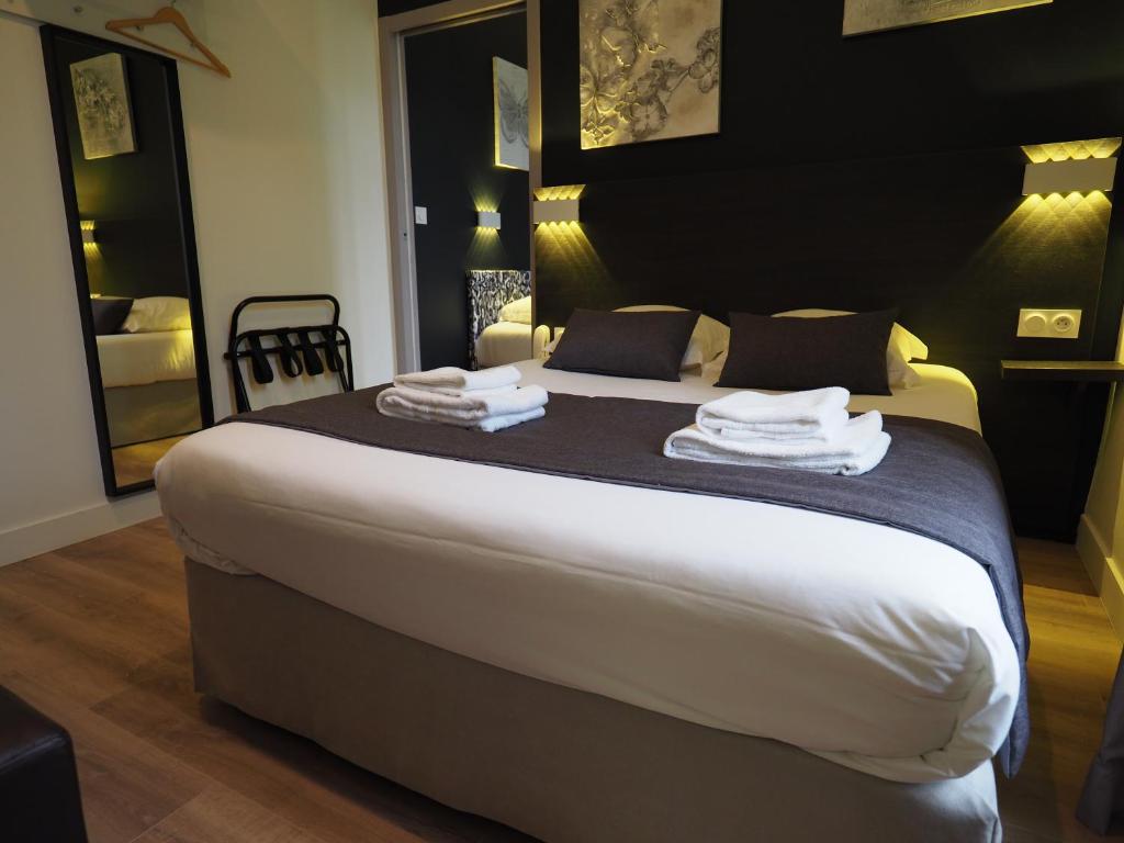 Postel nebo postele na pokoji v ubytování Hôtel Le Biarritz - Vichy