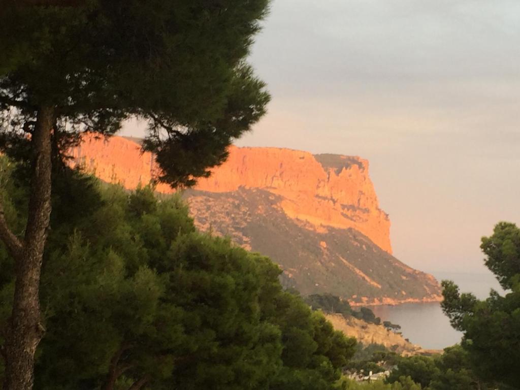 - une vue sur la montagne de la table dans la ville du Cap dans l'établissement La forlane, à Cassis