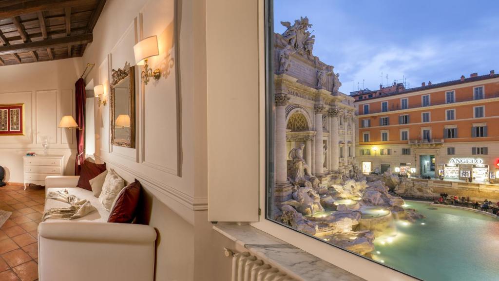 a room with a view of the trevi fountain at Trevi Ab Aeterno - Amazing View of the Trevi Fountain in Rome