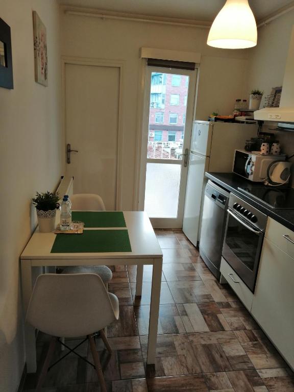 Kuchyňa alebo kuchynka v ubytovaní Apartment K&A- near Dom sportova