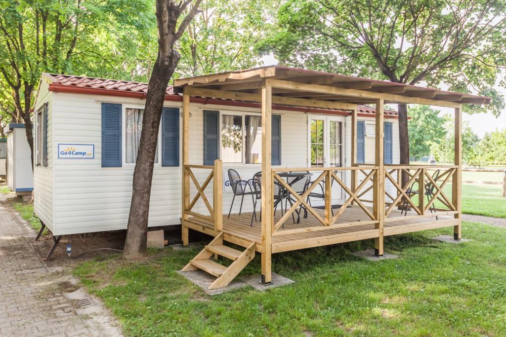 miniaturowy domek z altaną w obiekcie Camping Vicenza w mieście Vicenza
