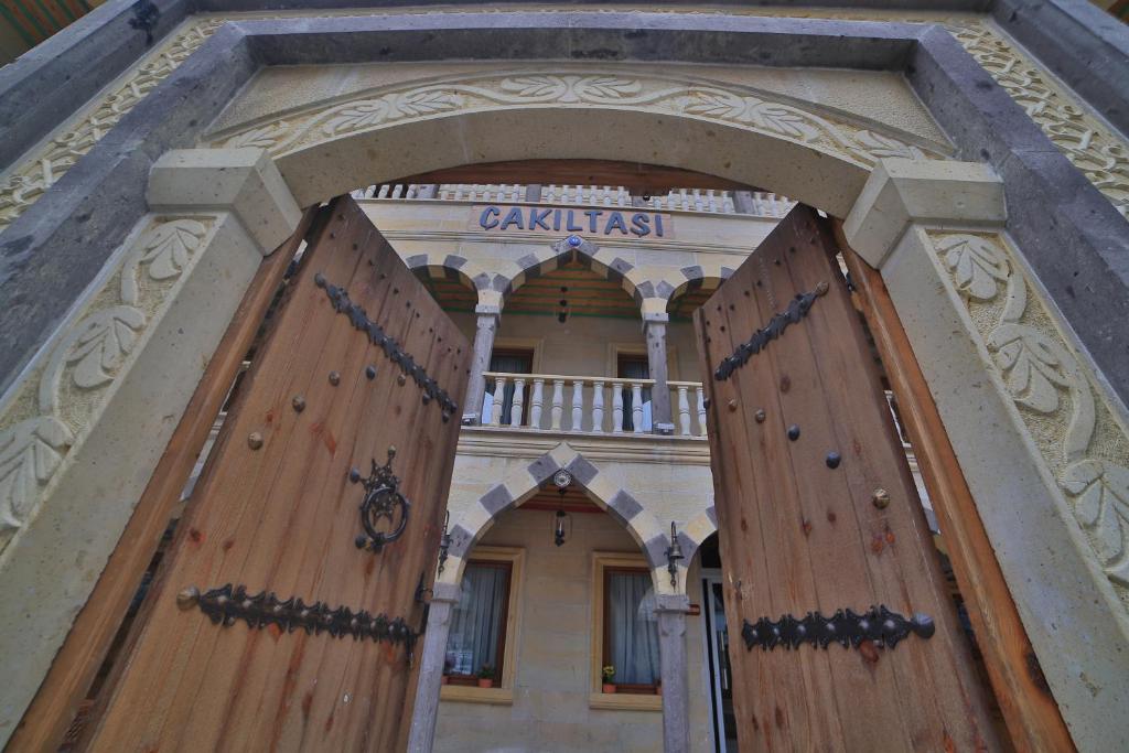 an entrance to a building with two large wooden doors at Çakıltaşı Evi Otel in Göreme