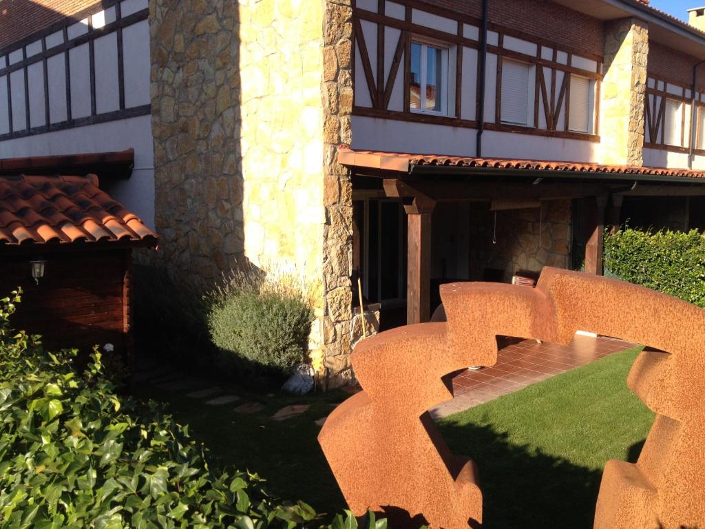una casa con un banco delante de ella en Chalet Golf & Wine La Rioja-Cirueña, en Cirueña