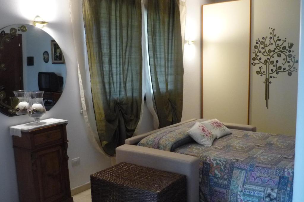 una camera con letto, specchio e cassettiera di Ampia e graziosa Casa Vacanza a Pula