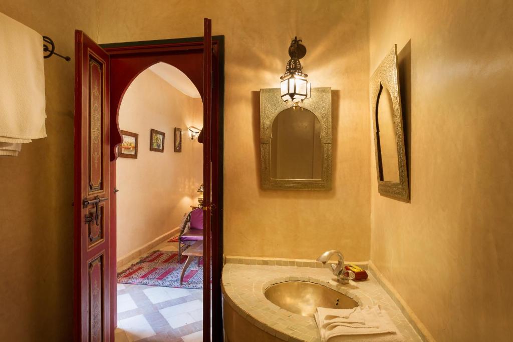 Uma casa de banho em Riad Julia