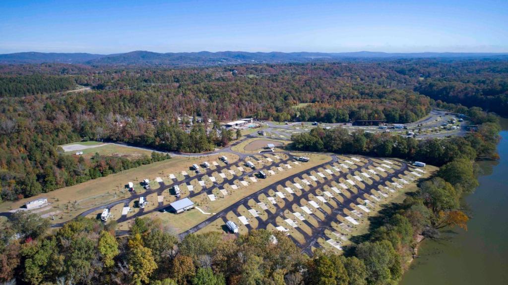 uma vista aérea de um parque de estacionamento ao lado de um lago em Catherine's Landing RV Resort em Hot Springs