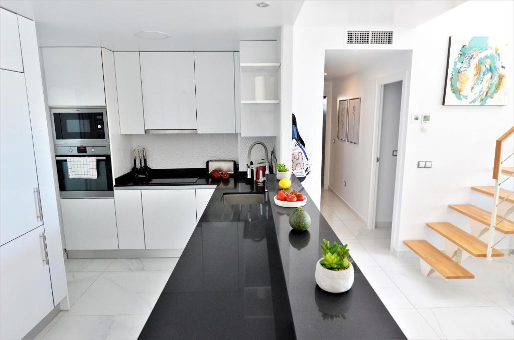 Kuchyňa alebo kuchynka v ubytovaní Infinity View Penthouses by NRAS