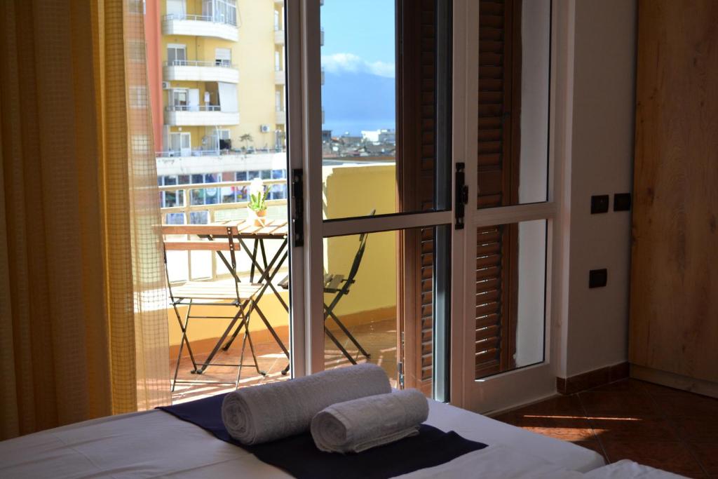 City & Harbour at the Door 2 Bedrooms Central Apartment - Image 2