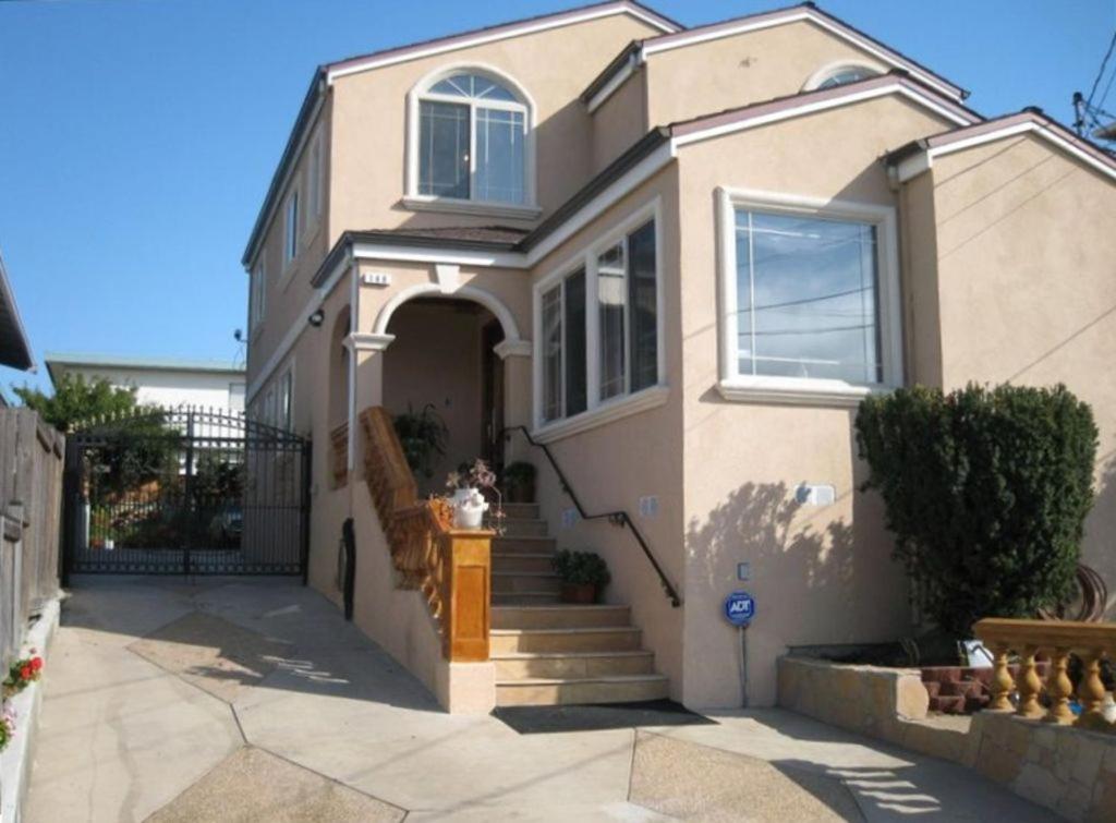 una casa con una escalera delante de ella en Luxury 5 Bedroom Home near SFO en San Bruno