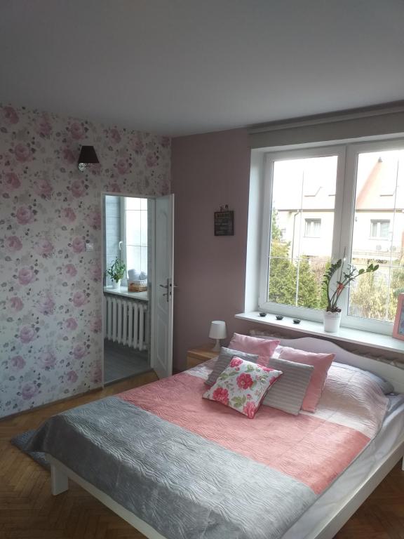 1 dormitorio con 1 cama grande y ventana en Vistula City, en Płock