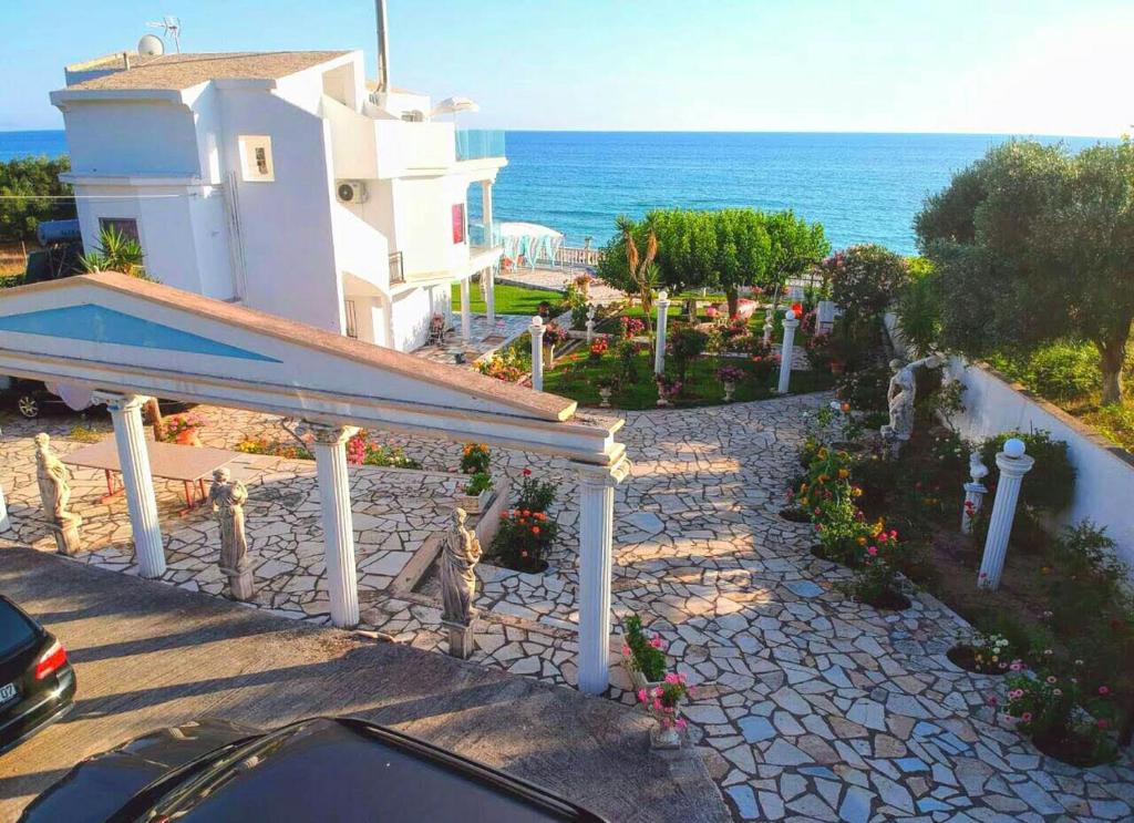 einen Blick auf ein Haus mit dem Meer im Hintergrund in der Unterkunft Villa Isabel in Rizá