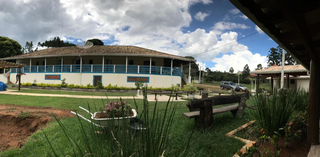 伊塔佩瓦的住宿－Pousada Vison，前面有长凳的建筑