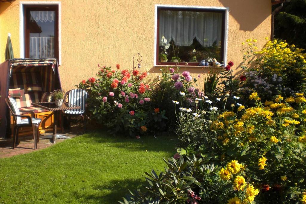 un jardin de fleurs devant une maison dans l'établissement Traum_Fewo 2 Pers_, à Zinnowitz