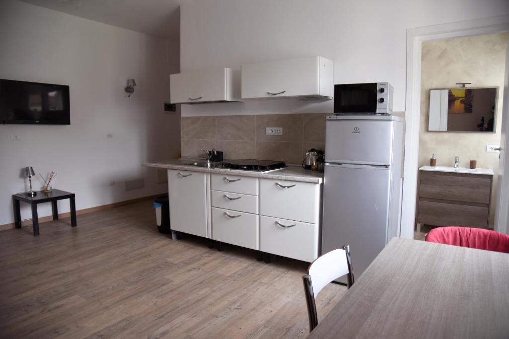 uma cozinha com um frigorífico branco e uma mesa em Cozy 5 people Apartament em Mogliano Veneto