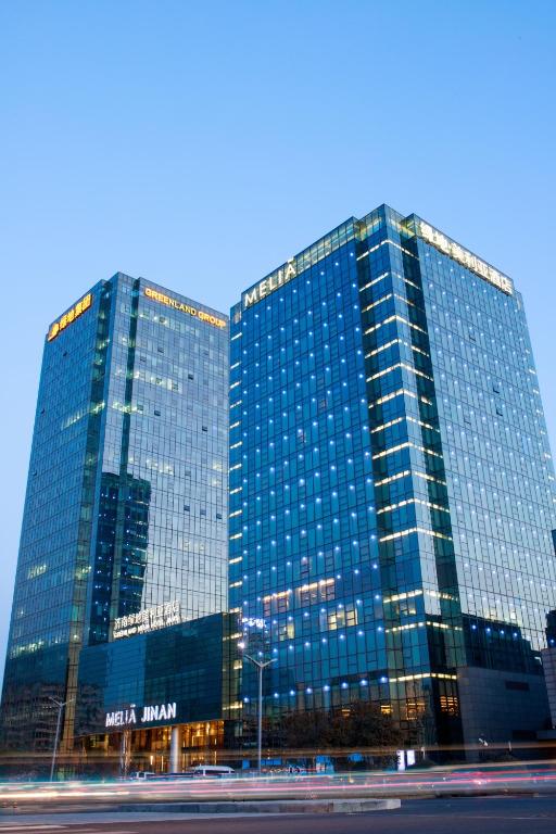 济南济南绿地美利亚酒店的有很多窗户的大型玻璃建筑