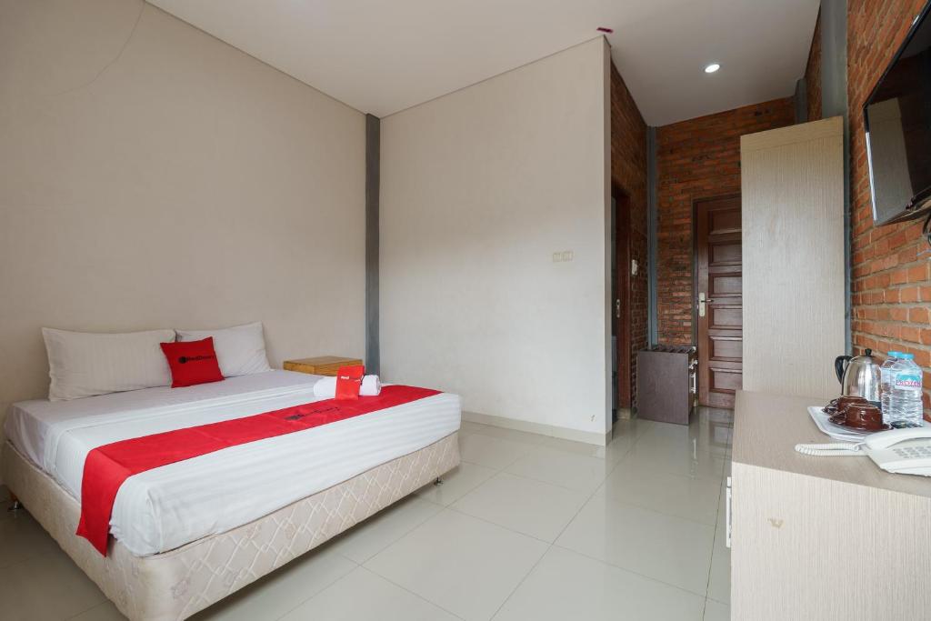 Postel nebo postele na pokoji v ubytování RedDoorz Plus at Hotel Negeri Baru Lodaya Puncak