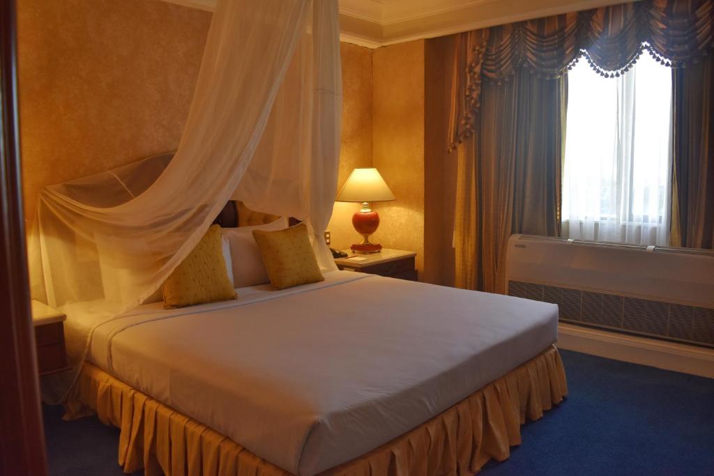 Postel nebo postele na pokoji v ubytování Manila Prince Hotel