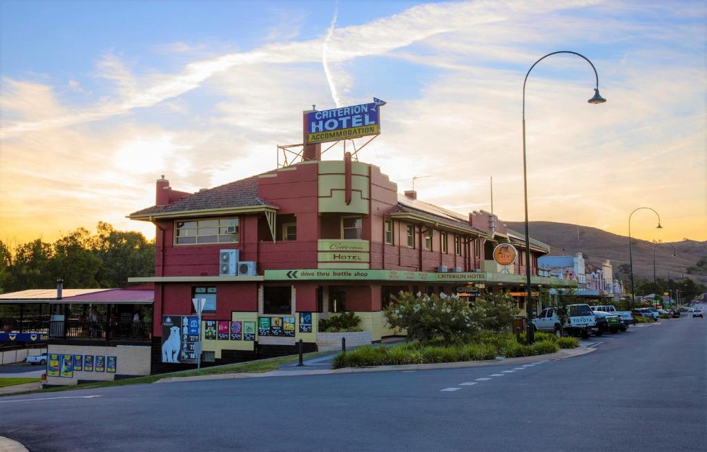 un hotel con un cartel encima de él en una calle en Criterion Hotel Gundagai en Gundagai