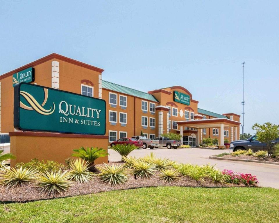 un hotel con un cartello per la locanda a sfioro e suite di Quality Inn & Suites a West Monroe