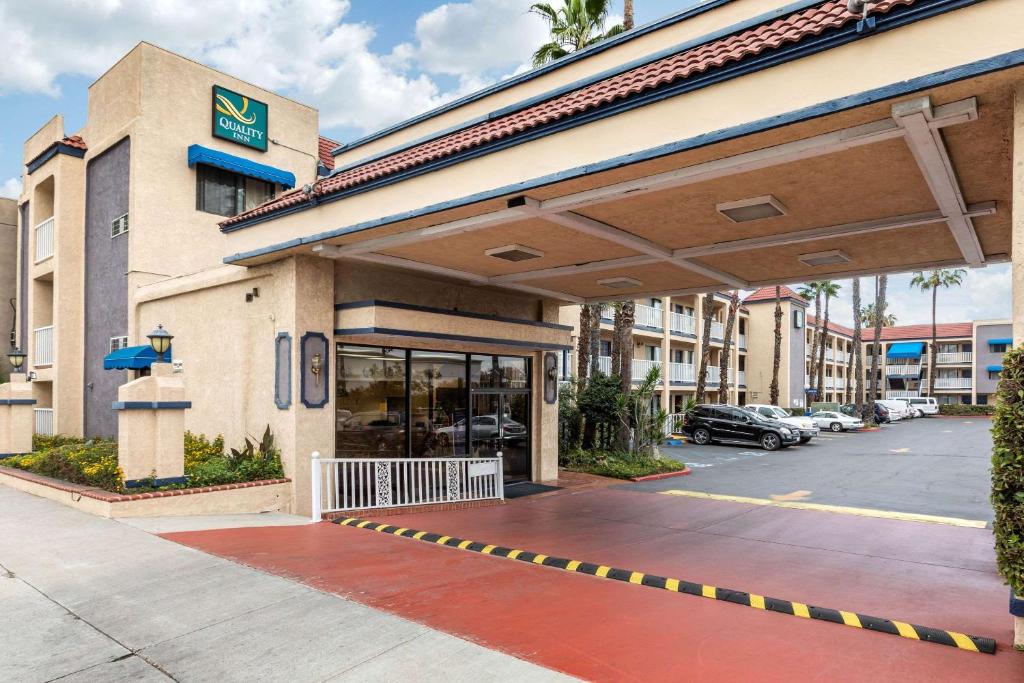 a hotel front of a building with a parking lot at Quality Inn Lomita-Los Angeles South Bay in Lomita