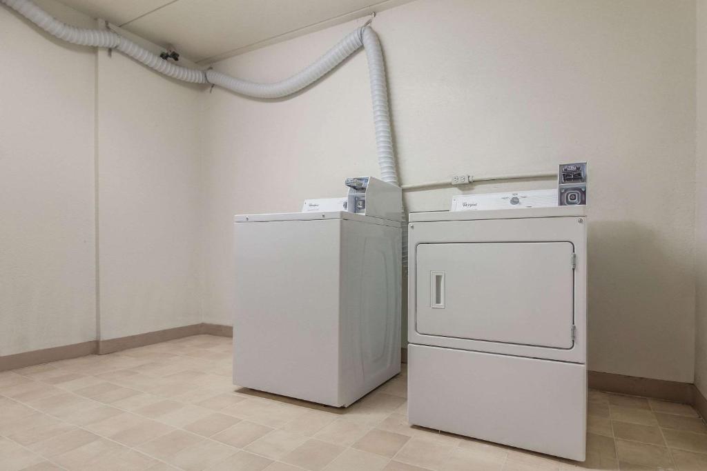 a washing machine and a washer and dryer in a room at Econo Lodge in Lexington